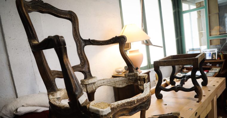 Asmahan Lahoussine restaure des meubles anciens