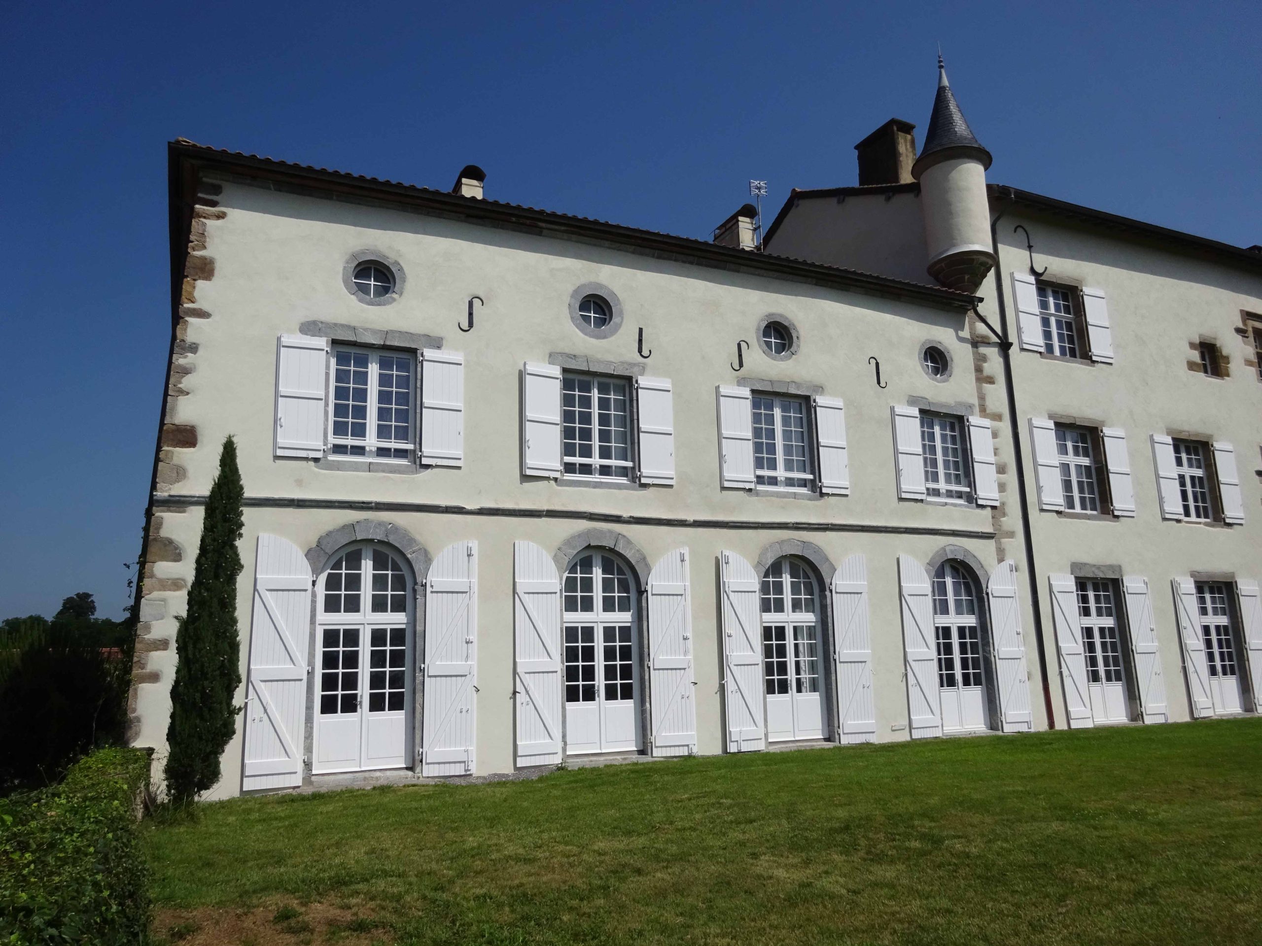 Les façades du château de Méharin restaurées à la chaux construction