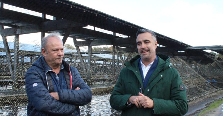 Pour Marc de l’Hermite, responsable de la pisciculture de Mézos (à gauche), et Valentin Deporte, directeur du pôle élevage du groupe Aqualande, la production de truites sous ombrières photovoltaïques ne présente que des avantages