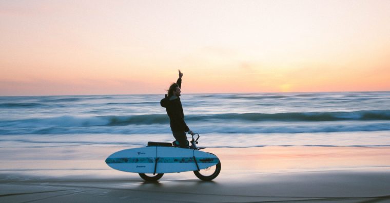 Illustration de l'article Hossegor – Un vélo électrique avec surf intégré