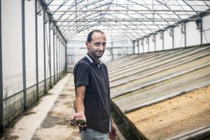Alexandre Laborde, Responsable process dans la nouvelle serre aux algues bleues à la température tropicale par l’eau chaude locale boues