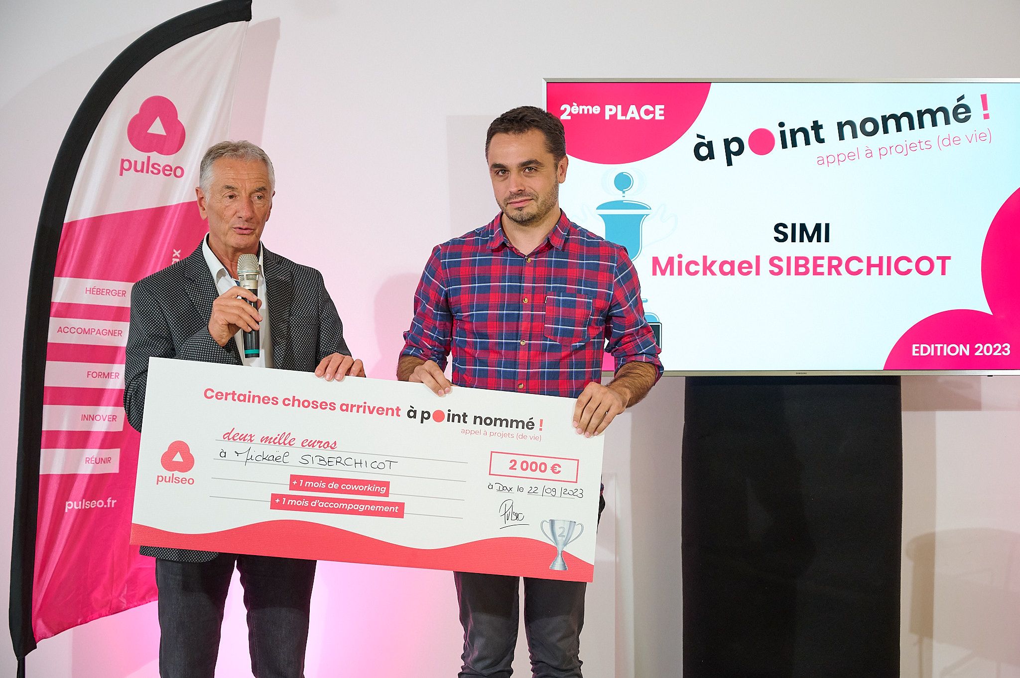 Jean-Marie Abadie, président de Pulseo, remet le 2e prix Mickael Siberchicot (SIMI)